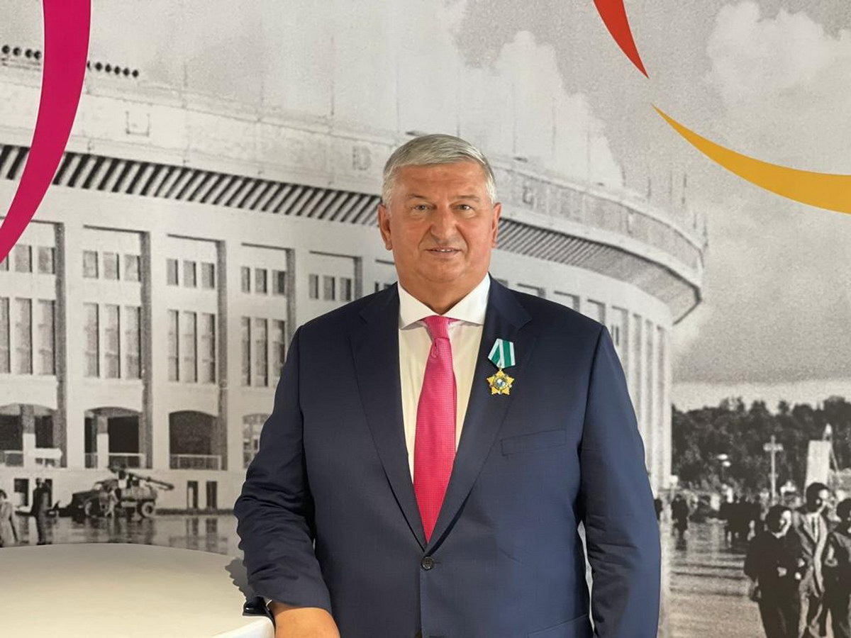 Коллектив ресторана поздравляет Медведева И.Б. с вручением Ордена Дружбы